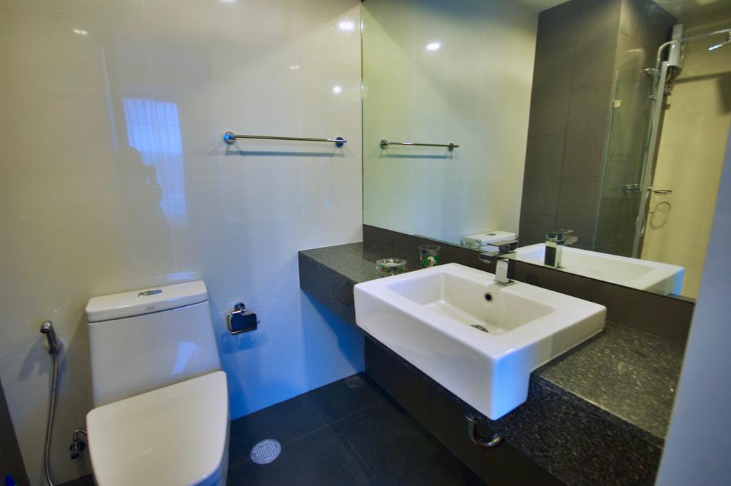 6Th Avenue Surin By Risa Apartment Luaran gambar