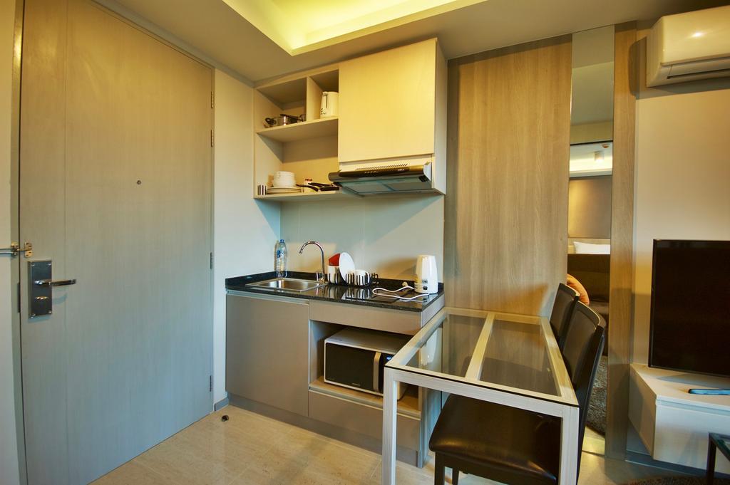 6Th Avenue Surin By Risa Apartment Luaran gambar