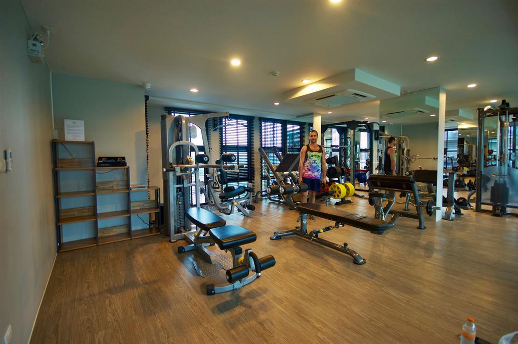 6Th Avenue Surin By Risa Apartment Luaran gambar